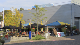 902093 Gezicht op het buitenterras van cultureel eetcafé Klein Berlijn (Helling 22) te Utrecht.